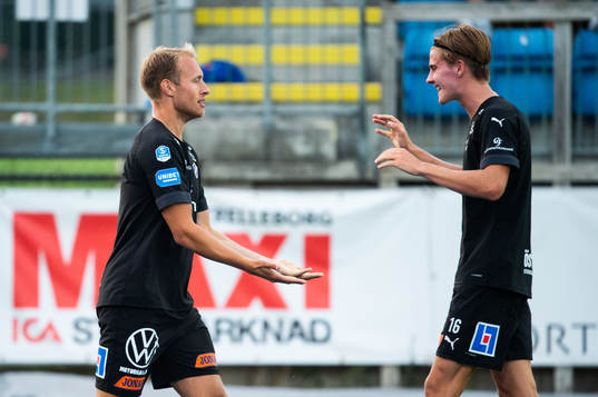 Halmstads Villiam Dahlström och Erik Ahlstrand jublar