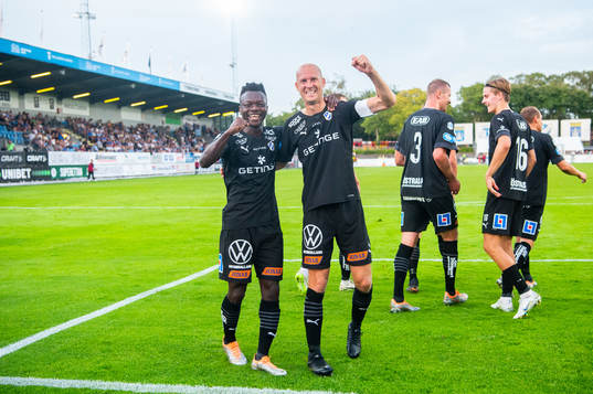 Halmstads Thomas Boakye och Andreas Johansson jublar