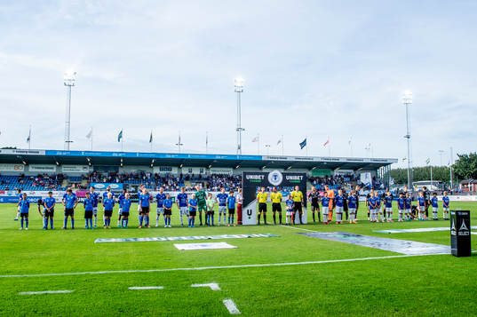 Lagen ställer upp innan fotbollsmatchen i Superettan