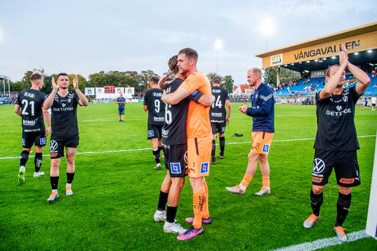 Halmstads målvakt Malkolm Nilsson Säfqvist kramar om Erik