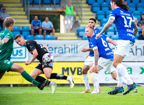 Halmstads Andreas Bengtsson skjuter ett inlägg som