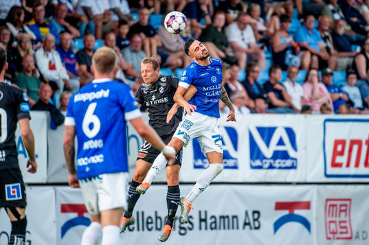 Halmstads Joel Allansson mot Trelleborgs Simon Amin