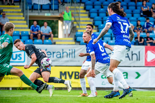 Halmstads Andreas Bengtsson på väg mot 0-2