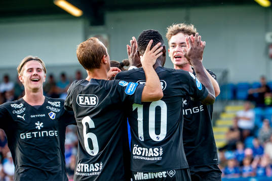 Halmstads Alexander Johansson jublar med lagkamraterna