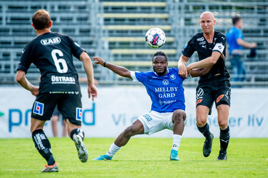 Trelleborgs Henry Offia mot Halmstads Joel Allansson och