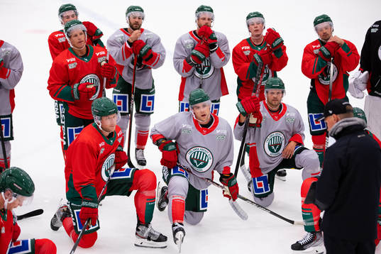 På knä fr.v. Frölundas Christian Folin, Radan Lenc och