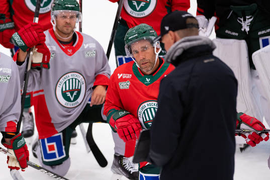 Frölundas Joel Lundqvist lyssnar på tränare Roger
