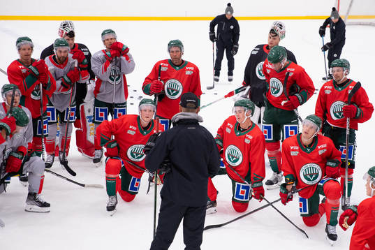 Frölundas spelare samlade framför tränare Roger Rönnberg