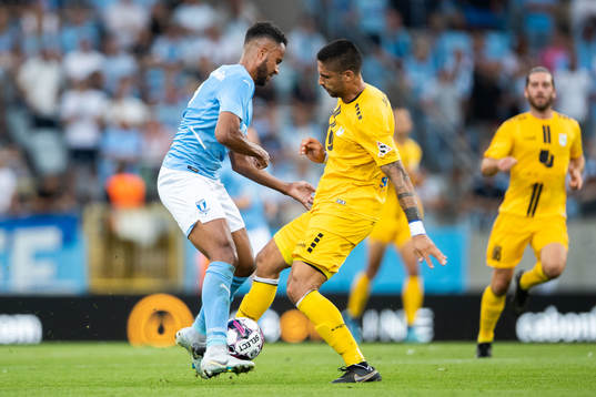 Isaac Kiese Thelin of Malmö FF and Manuel da Costa of