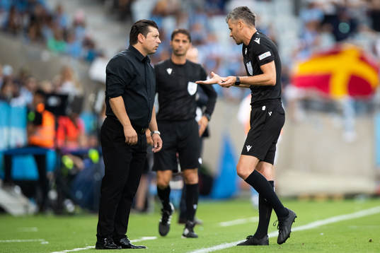 Carlos Fangueiro, head coach of Diddeleng in discussion