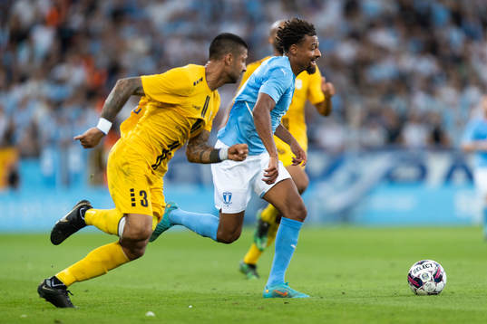 Manuel da Costa of Diddeleng and Joseph Ceesay of Malmö FF