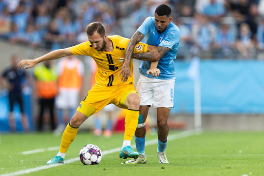Filip Bojic of Diddeleng and Sergio Pena of Malmö FF