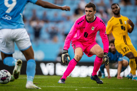 Goalkeeper Lucas Fox of Diddeleng