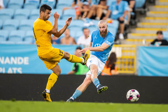 Dejvid Sinani of Diddeleng and Jo Inge Berget of Malmö FF
