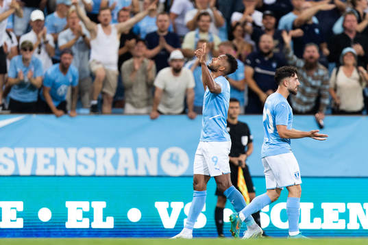 Isaac Kiese Thelin of Malmö FF celebrates
