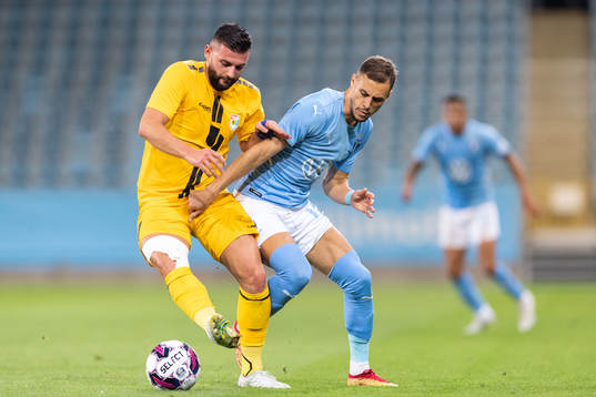 Eliot Gashi of Diddeleng and Veljko Birmancevic of Malmö FF