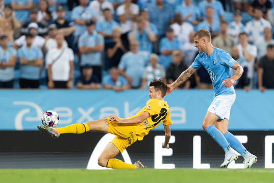 Chris Stumpf of Diddeleng and Felix Beijmo of Malmö FF