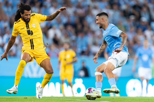 Melito Cruz of Diddeleng and Sergio Pena of Malmö FF