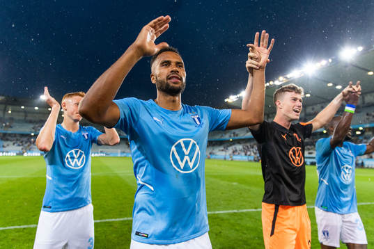 Isaac Kiese Thelin of Malmö FF celebrates
