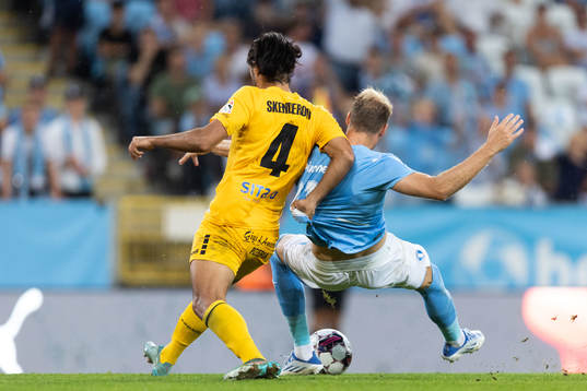 Aldin Skenderovic of Diddeleng and Ola Toivonen of Malmö FF