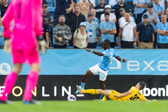 Muhamed Buya Turay of Malmö FF and Chris Stumpf of