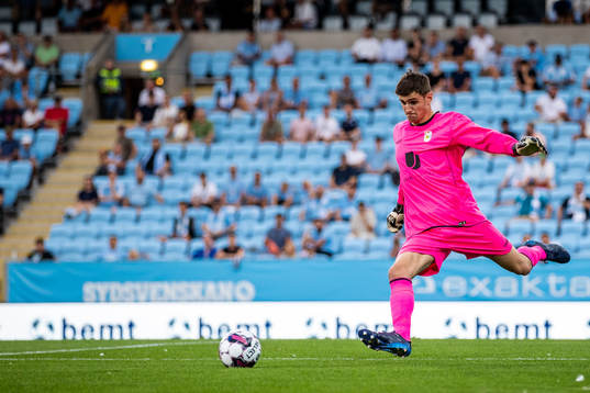 Goalkeeper Lucas Fox of Diddeleng