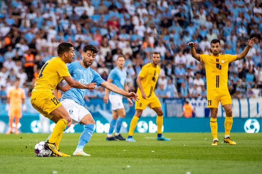 Mehdi Kirch of Diddeleng and Erdal Rakip of Malmö FF