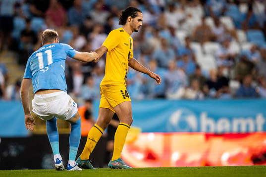 Ola Toivonen of Malmö FF and Francisco Junior of Diddeleng