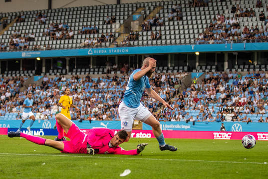 Goalkeeper Lucas Fox of Diddeleng and Jo Inge Berget of