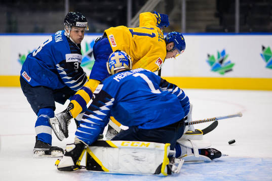 Rubin Rafkin and goaltender Leevi Meriläinen of Finland