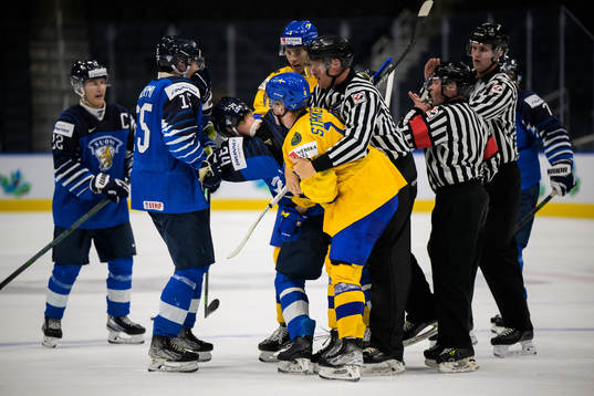 Petteri Nurmi and Aatu Räty of Finland argue against Åke