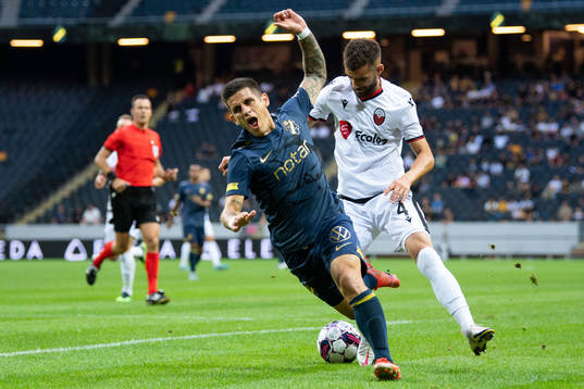 Nicolas Stefanelli of AIK and Egzon Bejtullai of FK