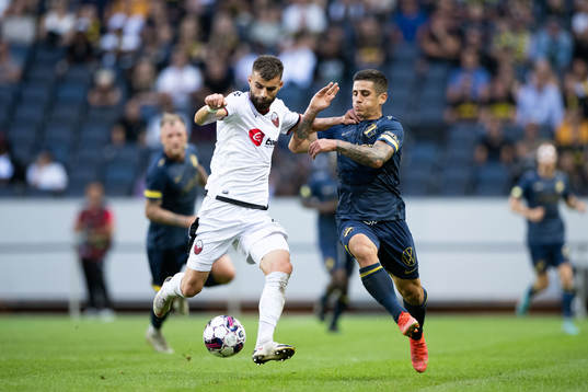 Egzon Bejtullai of FK Shkendija and Nicolas Stefanelli of