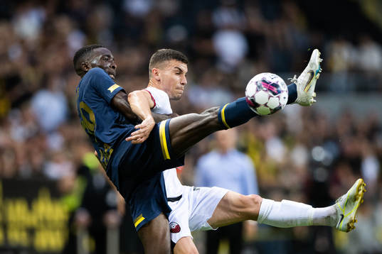 Collins Sichenje of AIK and Vlatko Stojanovskiof FK