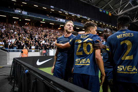 John Guidetti of AIK celebrate with teammates