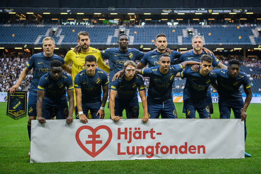 The starting eleven of AIK pose for a photo