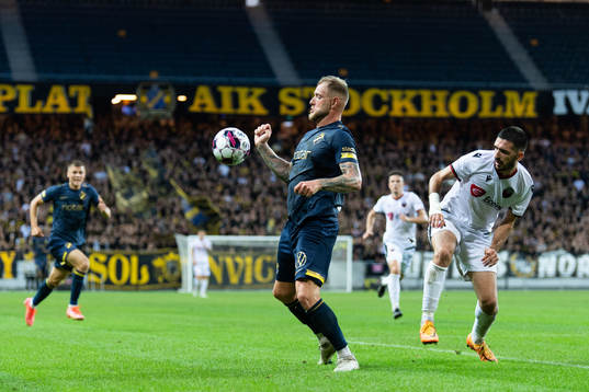 John Guidetti of AIK and Klisman Cake of FK Shkendija