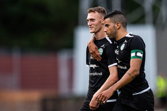 Västerås SKs Viktor Granath jublar med Pedro Ribeiro