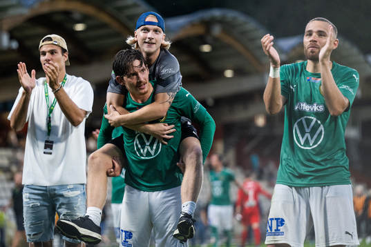 Jönköpings Södras Robin Book och Malkolm Moenza jublar