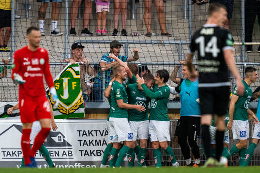 Jönköpings Södras Daniel Ljung jublar med lagkamrater