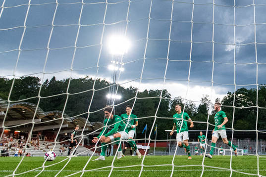 Jönköpings Södras Robin Book (till vänster) jublar