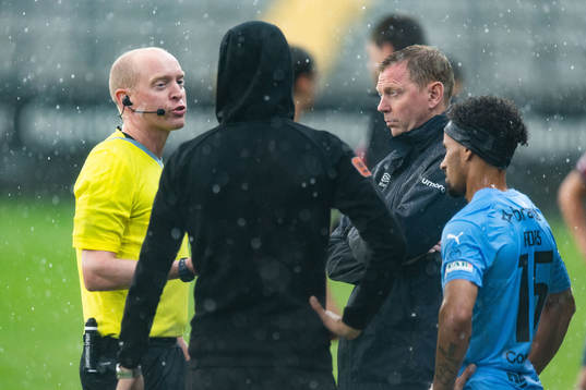 domare Per Melin i diskussion med huvudtränare Brynjar