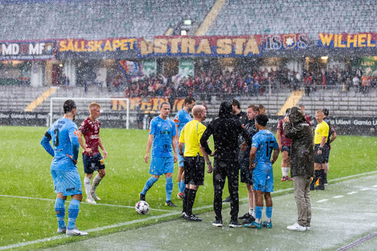 Domare Per Melin i samtal med huvudtränare Brynjar