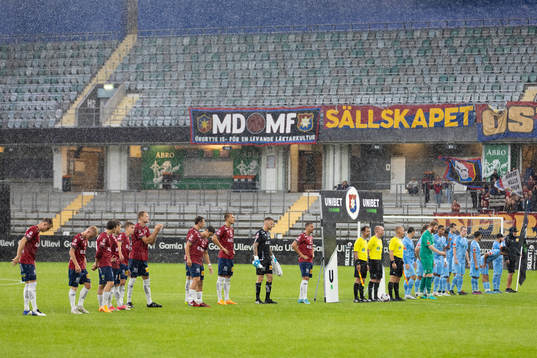 Lagen på line up innan fotbollsmatchen i Superettan mellan