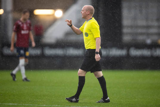 Domare Per Melin blåser av fotbollsmatchen pga regnet i
