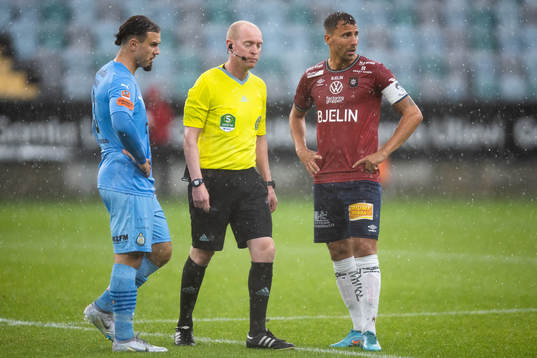 Domare Per Melin i samspråk med AFC Eskilstunas lagkapten