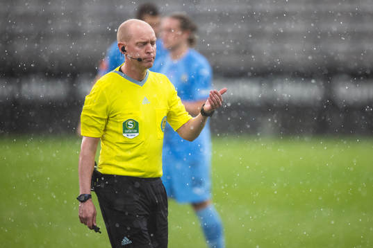 Domare Per Melin blåser av fotbollsmatchen pga regnet i
