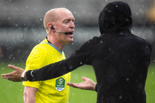 Domare Per Melin och AFC Eskilstunas tränare Jawad Al