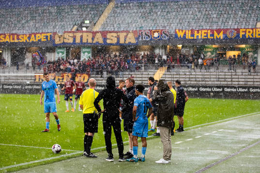 Domare Per Melin i samspråk med Örgrytes tränare Brynjar