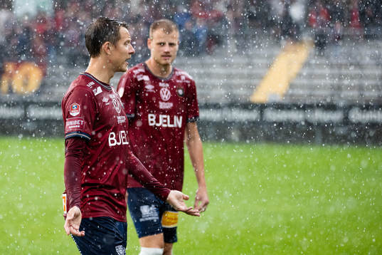 Örgrytes Viktor Lundberg och Elias Gustafson lämnar planen